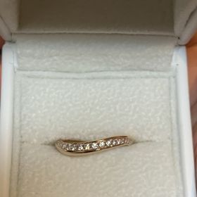 【AFFLUX(アフラックス)の口コミ】 S字カーブのエタニティデザインの婚約指輪を探していました。店頭で気にな…