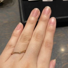 【ケイウノ ブライダル(K.UNO BRIDAL)の口コミ】 ベルのドレスがモチーフとされています。真ん中に存在感のあるダイヤが付…