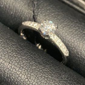 【エクセルコダイヤモンド(EXELCO DIAMOND)の口コミ】 プロポーズがシンデレラのガラスの靴でした。
サンドリヨンは横から見ると…