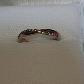 【LEGAN(レガン)の口コミ】 種類がたくさんあってかなり悩みましたが、形が可愛くて、石もキラキラで…