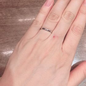 【GALA JEWELRY(ガラジュエリー)の口コミ】 夫と話し合いシンプルな指輪を選びました。
最初、私はダイヤが沢山ついた…