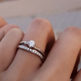 【ラザール ダイヤモンド(LAZARE DIAMOND)の口コミ】 最初はストレートラインの両端メレダイヤの婚約指輪を検討していましたが…
