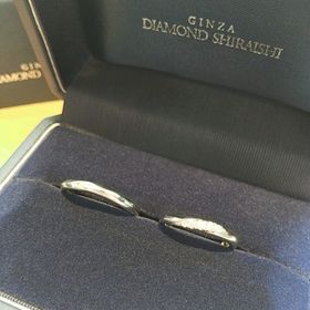 【銀座ダイヤモンドシライシの口コミ】 彼女の指が細く、ごつごつした指輪が似合わなかったため、指輪のデザイン…