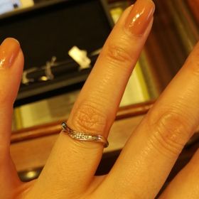 【ケイウノ ブライダル(K.UNO BRIDAL)の口コミ】 さりげなくすダイヤモンドが入っているところがとてもかわいいです！
これ…