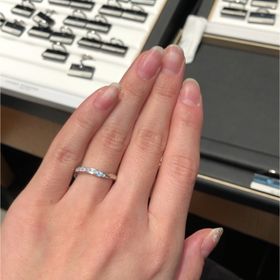 【ラザール ダイヤモンド(LAZARE DIAMOND)の口コミ】 少しウェーブのかかったリングに小さなダイヤモンドが連なったデザイン。…