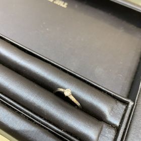 【THE KISS(ザ・キッス)の口コミ】 ダイヤが1つだけのものでなく、縁がダイヤの指輪を探していました。ウェー…