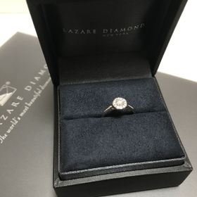 【ラザール ダイヤモンド(LAZARE DIAMOND)の口コミ】 デザインです。センターのダイヤモンドの周りに小さなダイヤが散りばめら…
