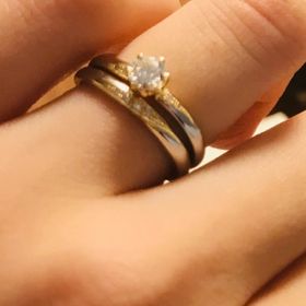 【RosettE(ロゼット)の口コミ】 もともとは違うデザインを購入しようと思っていましたが、婚約指輪は立て…