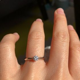 【ラザール ダイヤモンド(LAZARE DIAMOND)の口コミ】 デザインの中でいちばんシンプルなものを選びました。
手が小さいのでデザ…