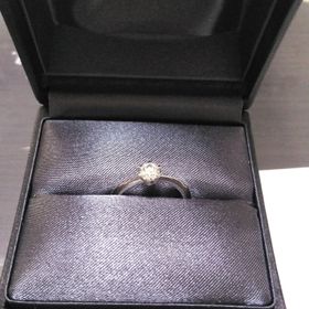 【ラザール ダイヤモンド(LAZARE DIAMOND)の口コミ】 指輪のデザインが、リング部分がウェーブがかっていることで、指が長く綺…