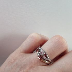 【アイプリモ(I-PRIMO)の口コミ】 アフロディーテのイエローゴールドデザインがお気に入りで
婚約指輪ともす…