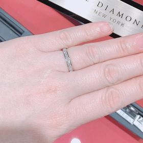 【ラザール ダイヤモンド【取扱店販売】の口コミ】 ハーフエタニティーだけどちょっと幅のあるデザインを探していたので
試着…