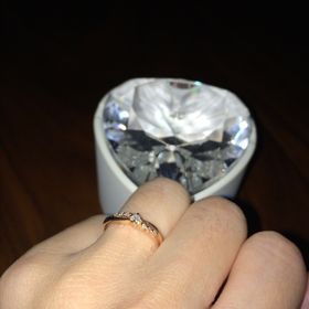 【4℃ BRIDAL(ヨンドシーブライダル)の口コミ】 デザインと色味が決め手となりました。
関節にコンプレックスがあったので…