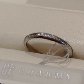 【CHARMY(チャーミー)の口コミ】 【指輪のデザインについて】
ストレートラインかつそこまで派手すぎないデ…