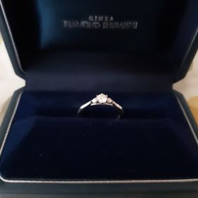 【銀座ダイヤモンドシライシの口コミ】 中央のダイヤモンドを両脇のダイヤモンドがより引き立ててくれるため、輝…