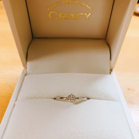 【CRAFY(クラフィ)の口コミ】 デザイン、素材、石のグレードも自分たちで選ぶことができます。
デザイン…