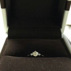 【アイプリモ(I-PRIMO)の口コミ】 横から見たときに、ダイヤが目立つ、いかにも婚約指輪というデザインが希…