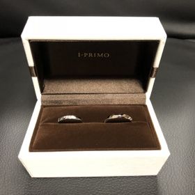 【アイプリモ(I-PRIMO)の口コミ】 婚約指輪と合わせて付ける時にぶつからないくらいのデザインにした。ダイ…