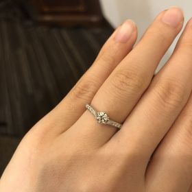 【銀座ダイヤモンドシライシの口コミ】 付けたときの雰囲気。
指をキレイに見せたかったので、自然なV字に惹かれ…