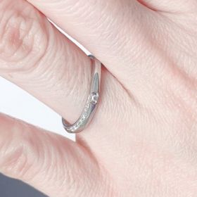 【4℃ BRIDAL(ヨンドシーブライダル)の口コミ】 ピュアプラチナの輝きと質感が綺麗なリングです。指に沿って流れるような…