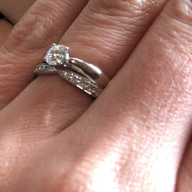 【ティファニー(Tiffany & Co.)の口コミ】 デザインは、細身のリングでダイヤモンドが付いているものを探していまし…
