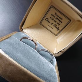 【One&Only(ワンアンドオンリー)の口コミ】 大きすぎず、さりげなくダイヤがリングを囲んでいるデザインだっため、日…