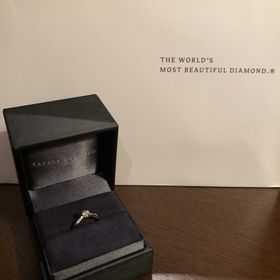 【ラザール ダイヤモンド(LAZARE DIAMOND)の口コミ】 婚約指輪は一粒ダイヤモンドよりも左右に小さいダイヤモンドが並んでいる…