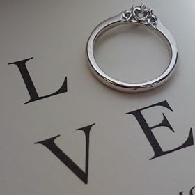 【アイプリモ(I-PRIMO)の口コミ】 側面のハート部分がとてもかわいいのとダイヤモンドのサイドにも石がある…