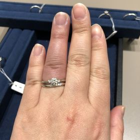 【4℃ BRIDAL(ヨンドシーブライダル)の口コミ】 華奢でつけていても違和感なくつけやすかったです。
ウェーブが360°つ…