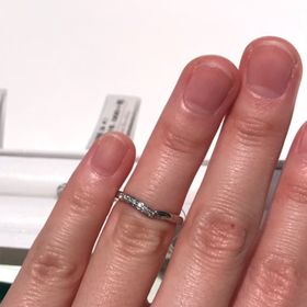 【Ponte Vecchio(ポンテヴェキオ)の口コミ】 婚約指輪に合わせて少しカーブしたデザインのものを探している中で見つけ…