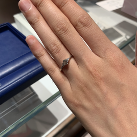 【銀座ダイヤモンドシライシの口コミ】 ストレートで、メレダイヤ、リングが細身のものが好みだったので、こちら…