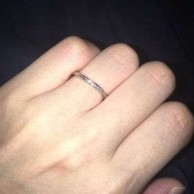 【LUCIE(ルシエ)の口コミ】 指が綺麗に見えるデザインです！
ななめにダイヤモンドが入っているので
…