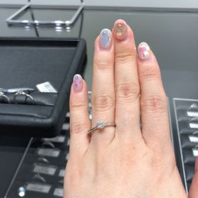【ラザール ダイヤモンド(LAZARE DIAMOND)の口コミ】 トータルで5店舗見ましたが、3店舗で伺いました。
将来的には結婚指輪との…