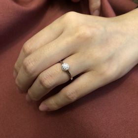 【銀座ダイヤモンドシライシの口コミ】 ダイヤモンド自体の品質が良く、デザインも可愛かったため選びました。こ…