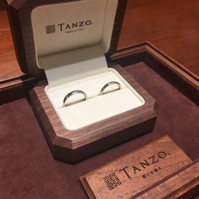【TANZO.(鍛造指輪)の口コミ】 ●指輪のデザイン
一般的なデザインではなく、平甲丸に半面アイスマットの…