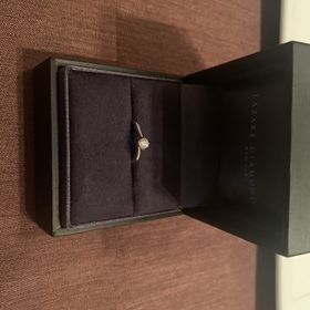 【ラザール ダイヤモンド(LAZARE DIAMOND)の口コミ】 彼にプロポーズされてから〝The 婚約指輪〟なリングをつけるのがずっと憧…