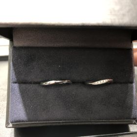 【ラザール ダイヤモンド(LAZARE DIAMOND)の口コミ】 ウェーブラインなので、指が長く見えるのが良かったのと、指輪の太さもち…