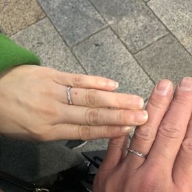 【銀座ダイヤモンドシライシの口コミ】 指が太いのでリングが細い商品を優先的に選びました。
斜めにスラッシュさ…