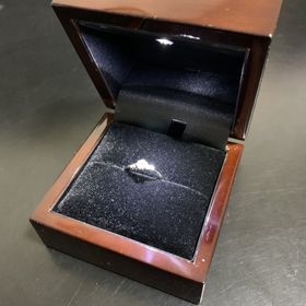 【I's stone(アイズストーン)の口コミ】 まず、私の彼女がピンク色が好きだということで、婚約指輪にはピンクダイ…