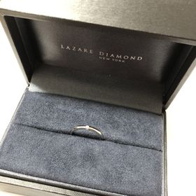 【ラザール ダイヤモンド(LAZARE DIAMOND)の口コミ】 小さなダイヤが3石、3面に入っているので付けた時に真横から見てもダイヤ…