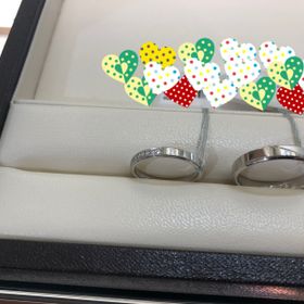 【CHARMY(チャーミー)の口コミ】 こだわりの鍛造製法で作られている指輪。
ブルーダイヤの指輪は、カーブの…