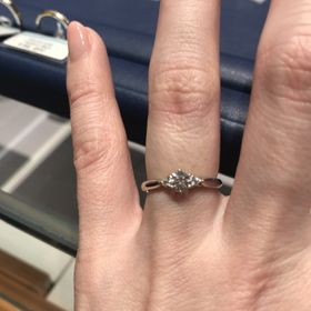 【銀座ダイヤモンドシライシの口コミ】 ダイヤの品質が非常に良く、どの角度からみても美しく輝いていました。リ…