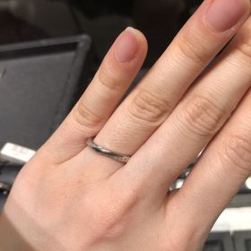 【エクセルコダイヤモンド(EXELCO DIAMOND)の口コミ】 斜めにプラチナとダイヤのラインが入って、ストレートリングですが、動き…