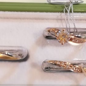 【LAPAGE(ラパージュ)の口コミ】 婚約指輪と結婚指輪の重ね付けがしたくてセットで売っている指輪を出して…