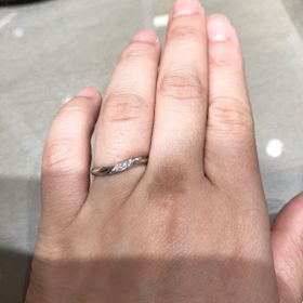 【アイプリモ(I-PRIMO)の口コミ】 流線デザインの婚約指輪と重ね付けをしたときに違和感のないデザインを探…
