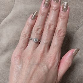 【ラザール ダイヤモンド(LAZARE DIAMOND)の口コミ】 とにかくダイヤモンドの大きさが決め手だった私ですが大きければ値段も高…