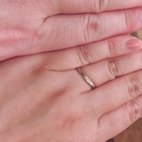 【Mariage ent(マリアージュエント)の口コミ】 斜めにメレダイヤが配置されており、ウェーブ状のラインが流れるような輝…