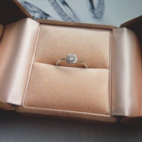 【Happiness＆Dの口コミ】 真ん中が珍しいパープルピンクダイヤモンドで
希少性に惹かれました。
周…