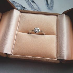 【Happiness＆D】の口コミ 真ん中が珍しいパープルピンクダイヤモンドで
希少性に惹かれました。
周...