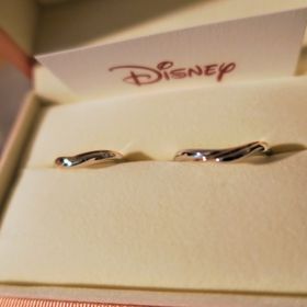 【ケイウノ ブライダル(K.UNO BRIDAL)の口コミ】 真っ直ぐよりも少しカーブがあるデザインでゴールドをどこかに入れたかっ…